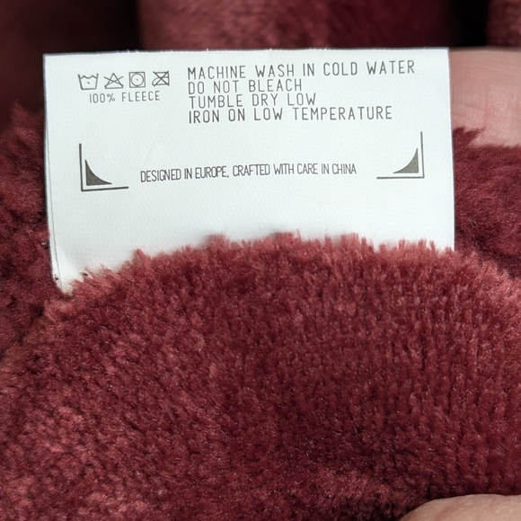 Ezrallora Ultra Soft Sherpa-Lined Cape Shawl with Pockets - Burgundy/Maroon - Picture 7 of 13